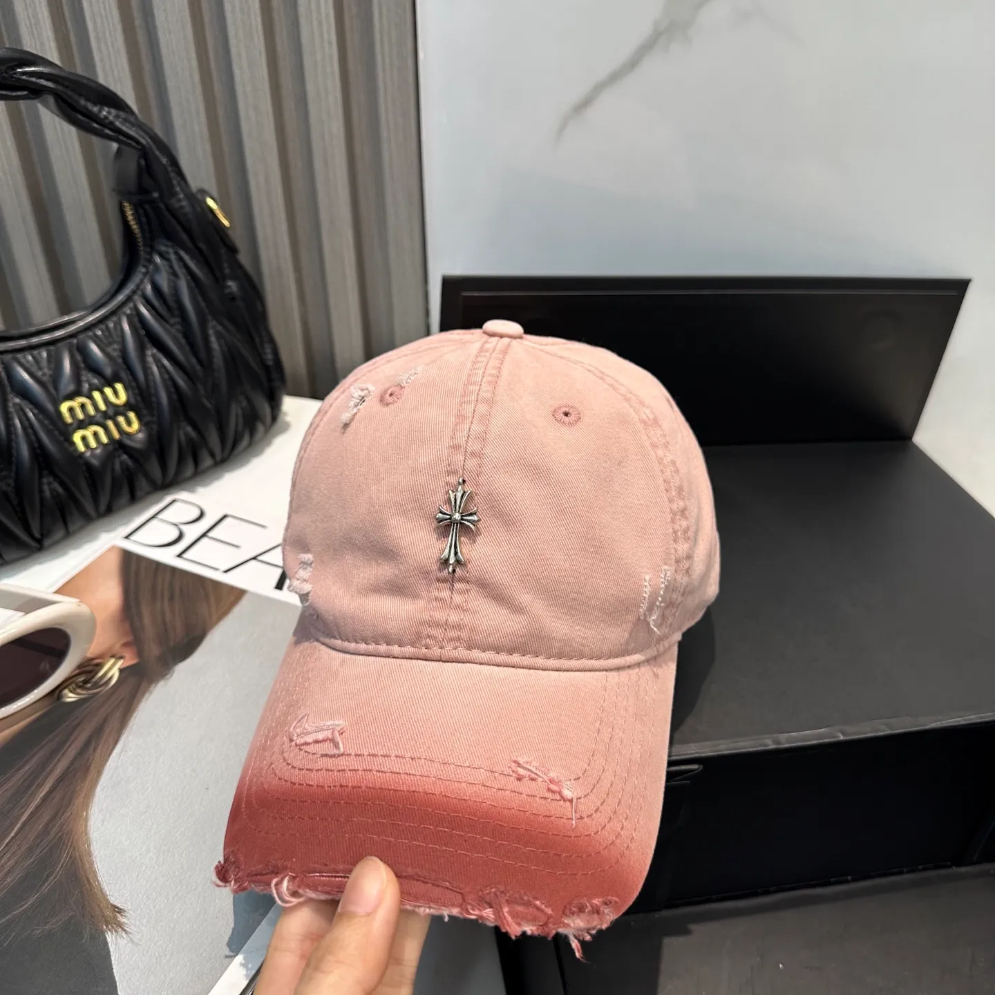 P70 Crow Heart 🆕🆕New baseball cap, stylish and classic cross logo, casual with a cool feeling, unisex style, same style for men and women! Very easy to match! Head circumference: 56-58cm is available